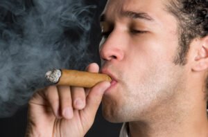 How to hold cigar-in mouth